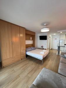 - un salon avec un lit et un canapé dans l'établissement Hany apartment Ducado 7-C, à Benidorm