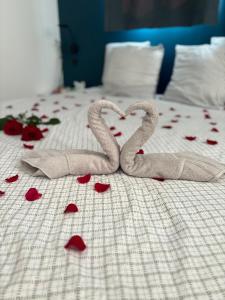 two heart shaped towels on a bed with hearts at Chalet détente proche plage in La Ciotat