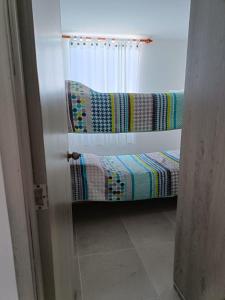 um quarto com uma prateleira com almofadas listradas em Apartamento completo 3 habitaciones em Neiva