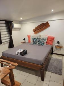 - une chambre avec un grand lit dans l'établissement Hudace, à Saint-Laurent du Maroni