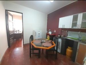 cocina con mesa y sillas en una habitación en Estudio Moderno! Cerca de la Plaza Principal, en Tarija