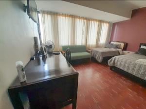 Habitación de hotel con escritorio, 1 cama y 1 dormitorio en Estudio Moderno! Cerca de la Plaza Principal, en Tarija
