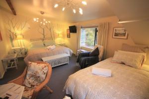 A bed or beds in a room at Tempest on Wanaka