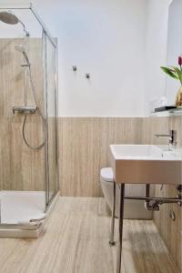 y baño con ducha, lavabo y aseo. en Affittacamere Boncompagni Suite, en Roma