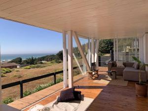 uma sala de estar com vista para o oceano em Espectacular Loft, a pasos del mar em Curanipe