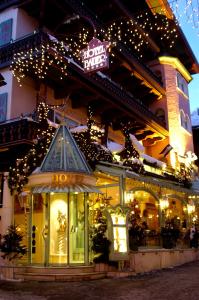 Un bâtiment avec des lumières de Noël en haut dans l'établissement Boutique-Hotel Bauer, à Saalbach-Hinterglemm