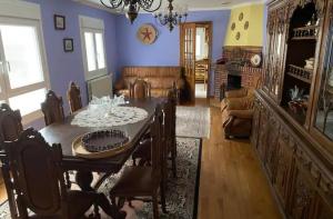 a dining room with a table and a living room at CASA A DEVESA - MIRAR DESCRIPCIÓN anfitrión in Villasante