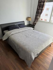 Un pat sau paturi într-o cameră la Yanis guest house