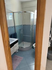 een badkamer met een douche, een wastafel en een toilet bij Yanis guest house in Casablanca