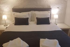 a bedroom with a large bed with two lamps at Casa da Prelada in Amarante +12 photos
