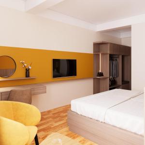 FIRONA FLY HOTEL في سابا: غرفة نوم بسرير وتلفزيون على جدار