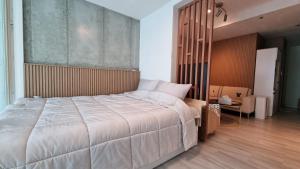 - une chambre avec un grand lit blanc dans l'établissement Ville apartment Sunneung Station&Coex free wifi, à Séoul