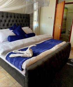 un letto con un animale di peluche sopra di Kisumu 3 bedroom Apartment Elegant a Kisumu