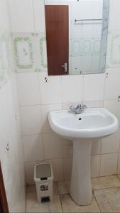 bagno con lavandino bianco e specchio di Kisumu 3 bedroom Apartment Elegant a Kisumu