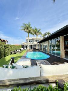 una casa con piscina en un patio en RJ Residencial Beira Mar Maravilhosa Casa Frente Mar da Pinheira com piscina en Pinheira
