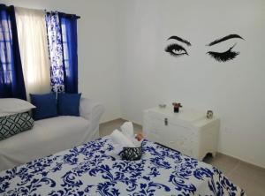 a bedroom with a wall with a drawing of eyes at Hermosa casa Holandesa in La Entrada