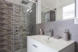 un bagno con lavandino e doccia in vetro di [Leo's House] smart Tv & Wi-Fi a Campobasso Altre 43 foto