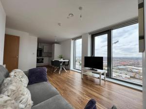 マンチェスターにある19th floor 2 bedroom apartment with stunning viewsのリビングルーム(ソファ、薄型テレビ付)