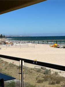 uma vista para a praia a partir de uma varanda de uma praia em Absolute Beachfront at the Pier Glenelg em Glenelg