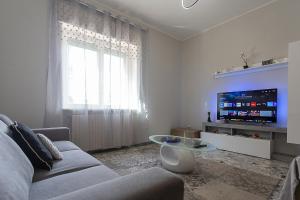 un soggiorno con divano e TV di [Leo's House] smart Tv & Wi-Fi a Campobasso