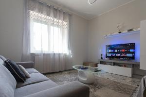 un soggiorno con un divano e una TV di [Leo's House] smart Tv & Wi-Fi a Campobasso