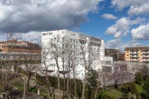 un edificio bianco con alberi di fronte di [Leo's House] smart Tv & Wi-Fi a Campobasso