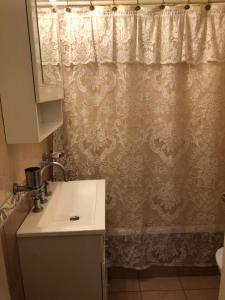 ein Badezimmer mit Waschbecken und Duschvorhang in der Unterkunft Departamento Pleno Centro Amplio y Cómodo in San Salvador de Jujuy
