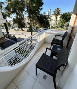 2 Stühle und ein Tisch auf dem Balkon in der Unterkunft Lara Kapris Hotel in Antalya