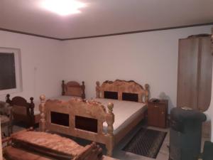 1 dormitorio con 1 cama y 2 sillas en Vila Mitic, en Zlatibor