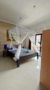 um quarto com uma cama e uma rede mosquiteira em D' Jana em Amed