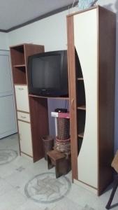 sala de estar con TV y armario en Vila Mitic, en Zlatibor