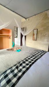 um quarto com uma cama xadrez num quarto em D' Jana em Amed