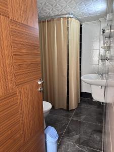 een badkamer met een toilet en een wastafel bij Lara Kapris Hotel in Antalya
