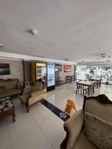 ein Wohnzimmer mit Sofas, Stühlen und einem Tisch in der Unterkunft Lara Kapris Hotel in Antalya