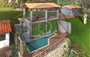 una vista aérea de una casa con piscina en Stunning Home In Arezzo With Kitchen, en Arezzo