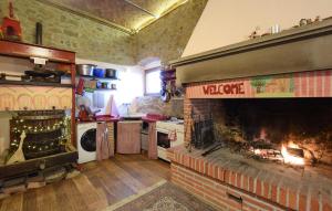 cocina con chimenea de ladrillo en una habitación en Stunning Home In Arezzo With Kitchen, en Arezzo