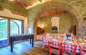 comedor con mesa de ping pong en Stunning Home In Arezzo With Kitchen, en Arezzo