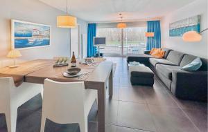 Ruang duduk di 1 Bedroom Awesome Apartment In Bredene