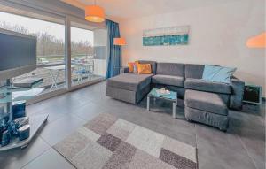 een woonkamer met een bank en een flatscreen-tv bij Nice Apartment In Bredene With Wifi in Bredene