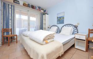 ボルム・レ・ミモザにあるAwesome Apartment In Bormes-Les-Mimosasのベッド2台と窓のある寝室