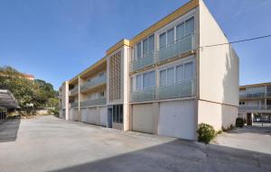 ボルム・レ・ミモザにあるAwesome Apartment In Bormes-Les-Mimosasの建物の前の空の駐車場 +14枚の写真