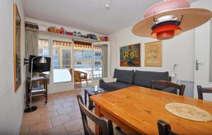 ボルム・レ・ミモザにあるAwesome Apartment In Bormes-Les-Mimosasのテーブルとソファのあるリビングルーム