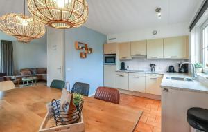 eine Küche und ein Wohnzimmer mit Tisch und Stühlen in der Unterkunft Stunning Home In Makkum With Wifi in Makkum