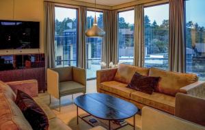 un salon avec un canapé et une table dans l'établissement 3 Bedroom Lovely Home In Lindesnes, à Svenevik