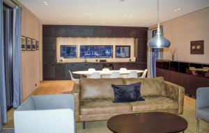 un salon avec un canapé et une table dans l'établissement 3 Bedroom Lovely Home In Lindesnes, à Svenevik