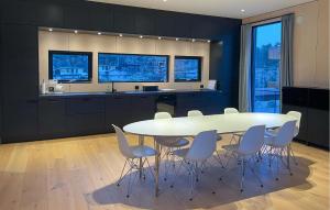 - une cuisine avec une table et des chaises blanches dans l'établissement 3 Bedroom Lovely Home In Lindesnes, à Svenevik