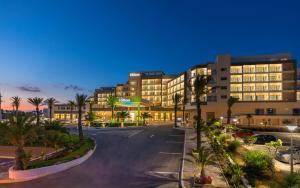 eine leere Straße vor einem Gebäude in der Unterkunft Hilton Skanes Monastir Beach Resort in Monastir