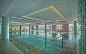 Hilton Skanes Monastir Beach Resort内部或周边的泳池