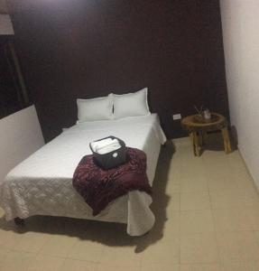 Un dormitorio con una cama con una bolsa. en Casa Mar Riohacha, en Ríohacha