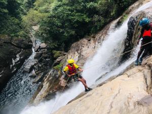 Dos personas están en un rappeleportangering en kithulgala Green Rafting Hotel, en Kitulgala